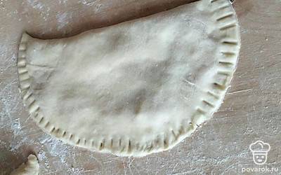 Закрыть половиной теста, защипнуть края, убрать лишнее тесто. При желании вилкой сделать узор.