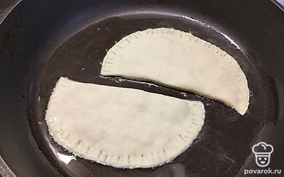 Разогреть сковороду, налить масло и обжарить на среднем огне до золотистого цвета с каждой стороны.