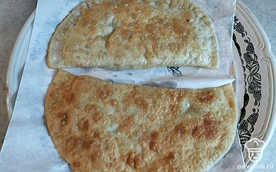 Выложить обжаренные чебуреки на бумажное полотенце и подать к столу. Приятного аппетита!