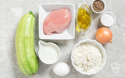 Помойте кабачок, почистите от кожуры и семечек. Куриное филе при необходимости разморозьте, помойте и обсушите. Репчатый лук почистите. Просейте муку.