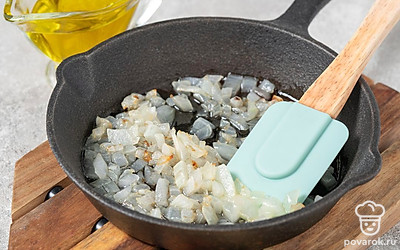 Мелко нарежьте лук и обжарьте на небольшом количестве растительного масла на среднем огне в течение 5 минут.