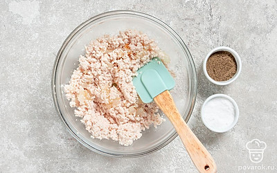 Куриное филе отварите 40 минут в подсоленной воде. Мелко нарежьте или пропустите через мясорубку. Смешайте курицу с жареным луком, солью и перцем.