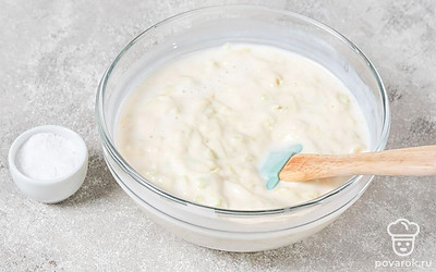 Кабачок натрите на крупной терке, отожмите от сока. Соедините овощ с кефиром, куриным яйцом, мукой и солью. Хорошенько перемешайте.