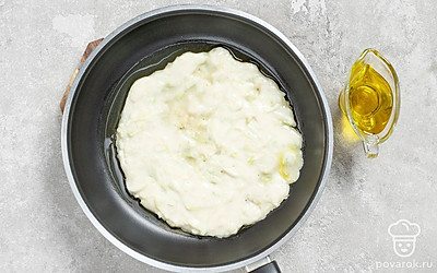 Смажьте сковороду растительным маслом, разогрейте. Тонким слоем выложите кабачковое тесто. Жарьте три минуты на среднем огне.