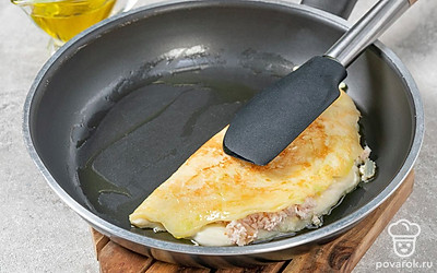 На половину кабачкового блина положите немного куриной начинки, аккуратно накройте второй половинкой и прижмите лопаткой. Жарьте с двух сторон по 3-5 минут до румяной корочки. 