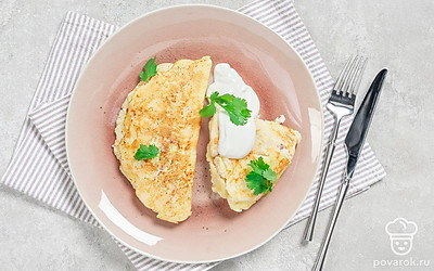 Украсьте чебуреки веточкой кинзы и подавайте со сметаной.