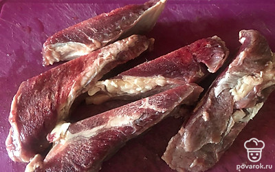 Мясо промойте и нарежьте дольками.