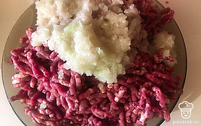 Мясо с луком прокрутите на мясорубке. Добавьте специи и перемешайте.