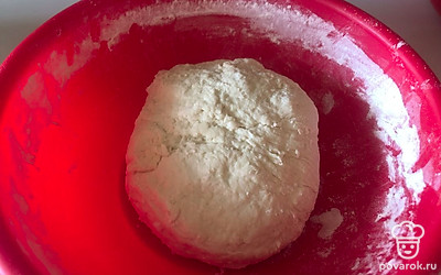 Для теста в молоко всыпьте щепотку соли. Положите муку и замесите тесто.