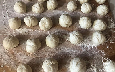 Тесто разделите на маленькие шарики.