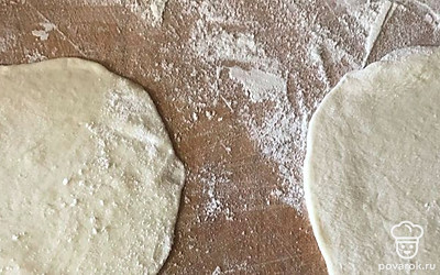 Каждый шарик раскатайте в блин.