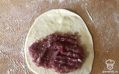 Положите на блин ложку фарша.