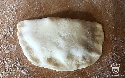 Залепите тесто по кругу.