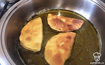 В сковородку налейте масло и жарьте чебуреки с обеих сторон.