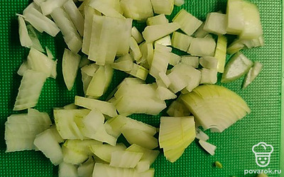 Лук нарежьте кубиком.