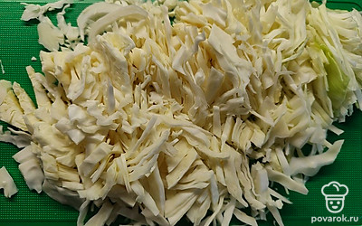 Капусту мелко нашинкуйте.