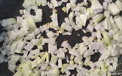 Сковороду, смазанную маслом, разогрейте. Выложите лук. Жарьте, пока лук не станет прозрачным.