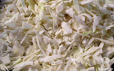 Добавьте капусту и обжарьте, помешивая, 10 минут. 
Добавьте 50 миллилитров воды, соль и перец по вкусу. Убавьте огонь, накройте крышкой и тушите 20 минут, помешивая.