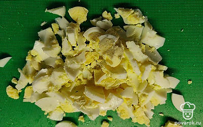 Три яйца отварите вкрутую. Почистите и нарежьте кубиком.