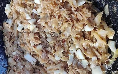 Добавьте яйца в капусту, перемешайте.