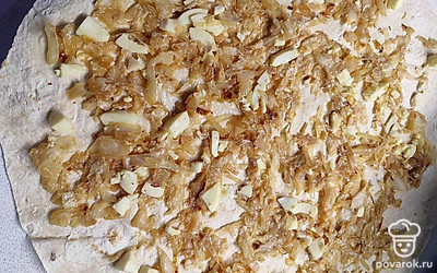 Выложите начинку на лаваш.