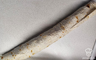 Сверните в плотный рулет.