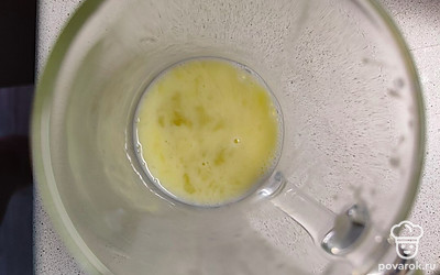 Яйцо взбейте.