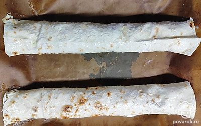 Выложите рулетики на противень и смажьте яйцом. Выпекайте в разогретой до 180 градусов духовке 10 минут. 