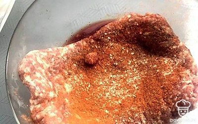 Фарш смешиваем с приправами.