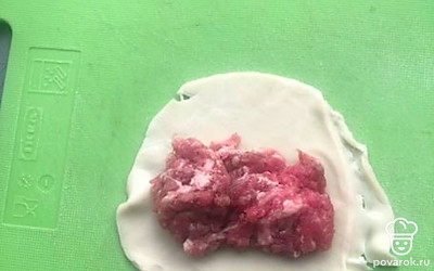 На тесто выкладываем фарш.