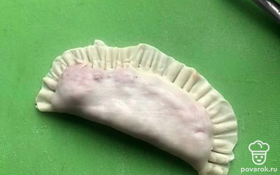 Вилкой защипываем края.