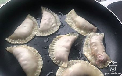 Выкладываем на горячую сковороду и жарим с обеих сторон по 10 минут.