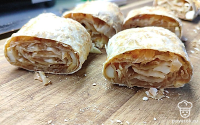 Нарежьте готовый рулет на порционные кусочки.