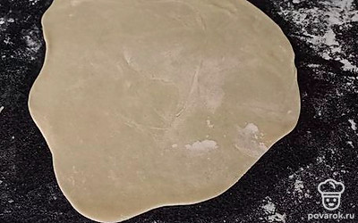 Я использовала тесто для пельменей. Раскатать тонко.