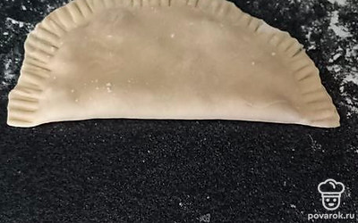 Другой половиной теста закройте начинку и скрепите края с помощью вилки.