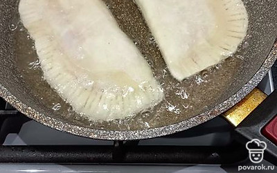 Или сразу обжарить в масле. Жарить на медленном огне.