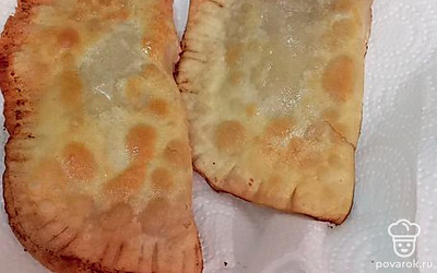 Уберите лишнее масло с помощью салфетки. Кушайте пока горячие и хрустящие