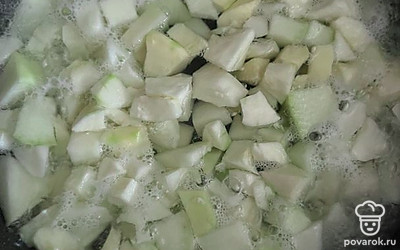 Кабачок нарежьте на крупные кусочки и потушите минут 10.