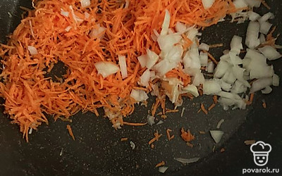 Морковь, натертую на терке, и лук мелко нарезанный поджарьте на небольшом количестве масла минут 5.