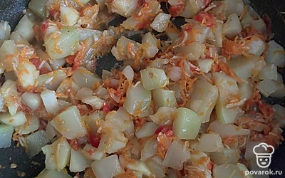 Помидор очистите от кожуры и мелко нашинкуйте. Добавьте к моркови с луком и еще поджарьте минут 5. Далее в сковороду добавьте кабачок, соль, чеснок, пропущенный через пресс. Все хорошо перемешайте и тушите 30 минут на медленном огне. Затем измельчите все блендером.