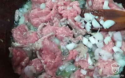 Фарш с луком обжарить до готовности. 