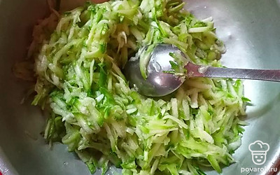 Цукини натереть, посолить и оставить на полчаса стечь соку. 