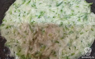 К кабачку добавить яйцо, майонез, муку. Замесить тесто. Выложить на сковородку, сформировать блин. 