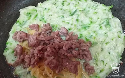 На одну половину выложить фарш и натертый сыр. Накрыть другой половиной. 