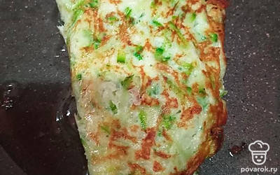 Жарить чебуреки с двух сторон до золотистого цвета. 