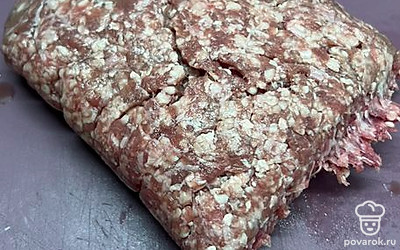 Разморозьте фарш.