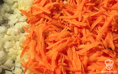 Мелко нарежьте лук и морковь. Обжарьте на меленьком огне.