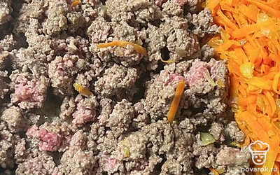 Добавьте фарш. Жарьте в течение 7-9 минут, накройте крышкой на 5 минут.