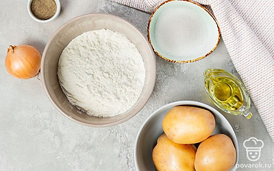 Картофель вымойте и очистите от кожуры. Очистите от шелухи и промойте лук, мелко нарежьте. Просейте муку.