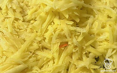 Почистите картофель, мелко нарежьте и обжарьте на сковороде.